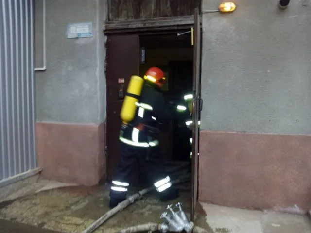 На одній із вулиць Івано-Франківська горіла багатоповерхівка. Пожежа трапилася через кинутий недопалок — фото 3