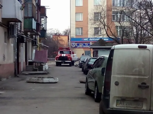 На одній із вулиць Івано-Франківська горіла багатоповерхівка. Пожежа трапилася через кинутий недопалок — фото 6