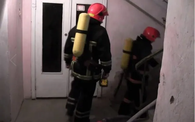 На одній із вулиць Івано-Франківська горіла багатоповерхівка. Пожежа трапилася через кинутий недопалок — фото 4