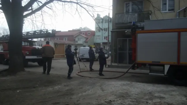 На одній із вулиць Івано-Франківська горіла багатоповерхівка. Пожежа трапилася через кинутий недопалок — фото 7
