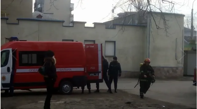 На одній із вулиць Івано-Франківська горіла багатоповерхівка. Пожежа трапилася через кинутий недопалок — фото 5