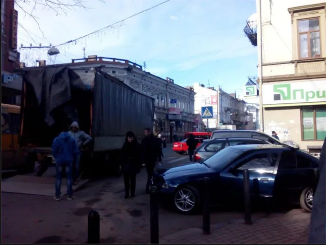 У центрі Івано-Франківська вантажівка припаркувалась на пішохідному переході, тим самим спричинила небезпечну ситуацію, як для пішоходів так і для автомобілів — фото 2
