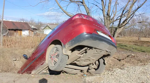 У Долині біля приміщення суду автомобіль потрапив у провалля. Власник покинув автівку напризволяще — фото 1