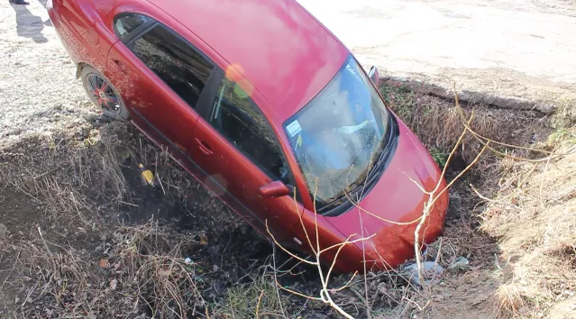 У Долині біля приміщення суду автомобіль потрапив у провалля. Власник покинув автівку напризволяще — фото 2