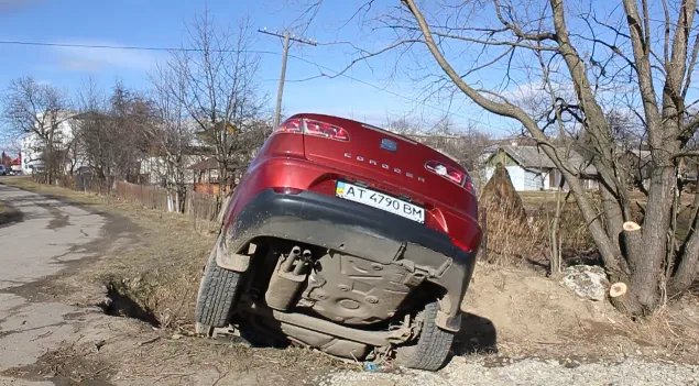 У Долині біля приміщення суду автомобіль потрапив у провалля. Власник покинув автівку напризволяще — фото 11