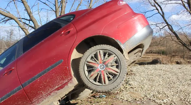 У Долині біля приміщення суду автомобіль потрапив у провалля. Власник покинув автівку напризволяще — фото 3