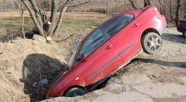 У Долині біля приміщення суду автомобіль потрапив у провалля. Власник покинув автівку напризволяще — фото 4