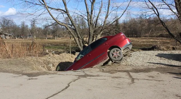 У Долині біля приміщення суду автомобіль потрапив у провалля. Власник покинув автівку напризволяще — фото 5