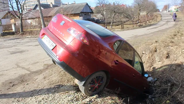 У Долині біля приміщення суду автомобіль потрапив у провалля. Власник покинув автівку напризволяще — фото 6