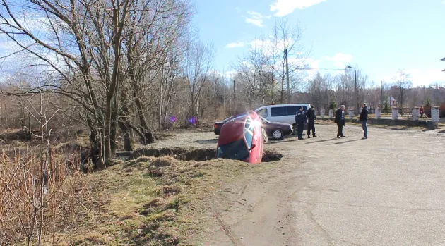 У Долині біля приміщення суду автомобіль потрапив у провалля. Власник покинув автівку напризволяще — фото 7