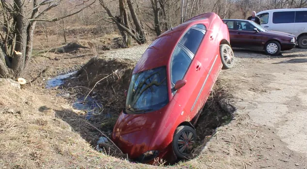 У Долині біля приміщення суду автомобіль потрапив у провалля. Власник покинув автівку напризволяще — фото 8