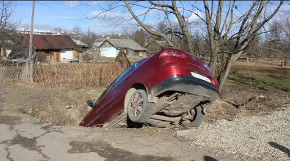 У Долині біля приміщення суду автомобіль потрапив у провалля. Власник покинув автівку напризволяще — фото 9