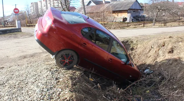 У Долині біля приміщення суду автомобіль потрапив у провалля. Власник покинув автівку напризволяще — фото 10