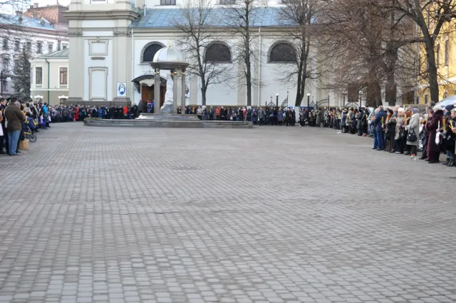 Тисячі франківців прийшли до храмів освятити свічки — фото 1