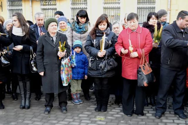 Тисячі франківців прийшли до храмів освятити свічки — фото 2