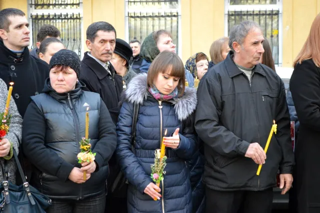 Тисячі франківців прийшли до храмів освятити свічки — фото 11
