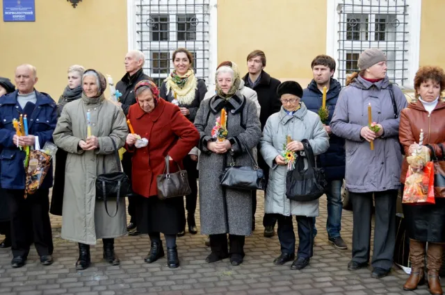 Тисячі франківців прийшли до храмів освятити свічки — фото 12