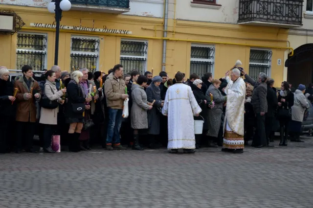 Тисячі франківців прийшли до храмів освятити свічки — фото 14