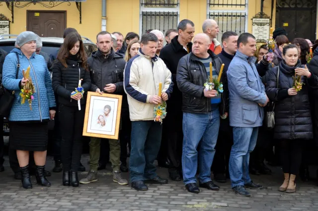 Тисячі франківців прийшли до храмів освятити свічки — фото 15