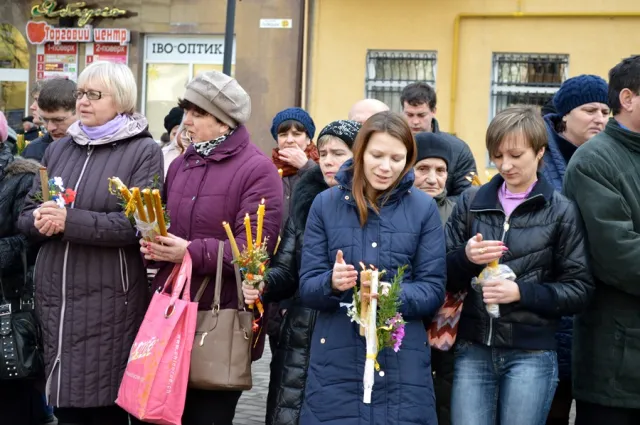 Тисячі франківців прийшли до храмів освятити свічки — фото 16