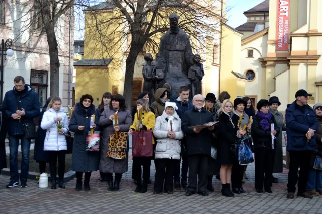 Тисячі франківців прийшли до храмів освятити свічки — фото 17
