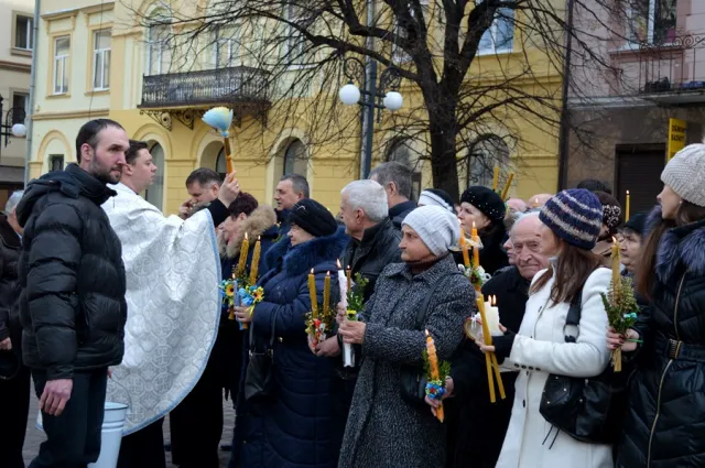 Тисячі франківців прийшли до храмів освятити свічки — фото 18