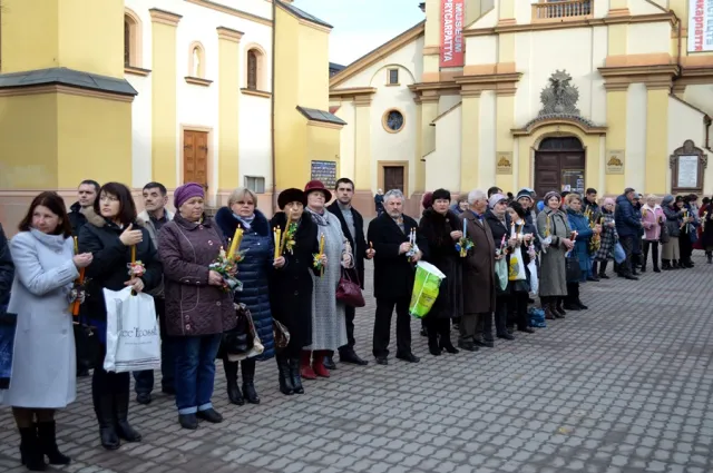Тисячі франківців прийшли до храмів освятити свічки — фото 19