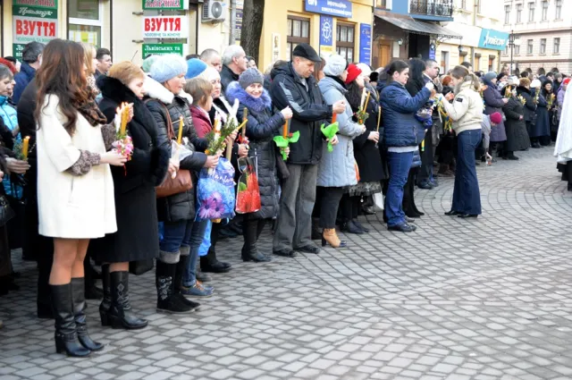 Тисячі франківців прийшли до храмів освятити свічки — фото 3