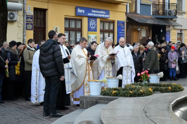 Тисячі франківців прийшли до храмів освятити свічки — фото 4