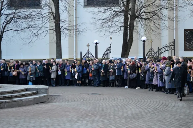 Тисячі франківців прийшли до храмів освятити свічки — фото 6