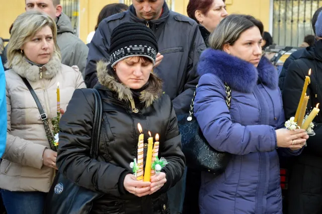 Тисячі франківців прийшли до храмів освятити свічки — фото 8