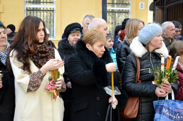 Тисячі франківців прийшли до храмів освятити свічки — фото 10