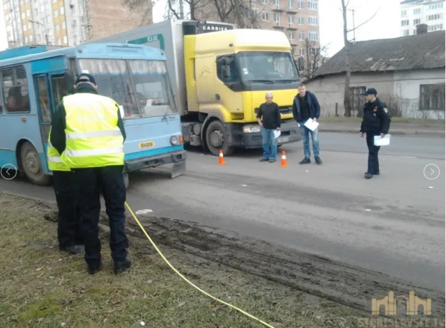 У Франківську невідомий, вчинивши ДТП, втік з місця аварії — фото 1
