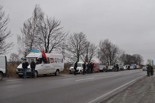 У зоні АТО загинув 41-річний боєць з Івано-Франківщини. 17-19 лютого оголошено Днями жалоби. Тіло Героя прикарпатці зустрічали стоячи на колінах — фото 1