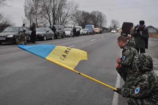 У зоні АТО загинув 41-річний боєць з Івано-Франківщини. 17-19 лютого оголошено Днями жалоби. Тіло Героя прикарпатці зустрічали стоячи на колінах — фото 2