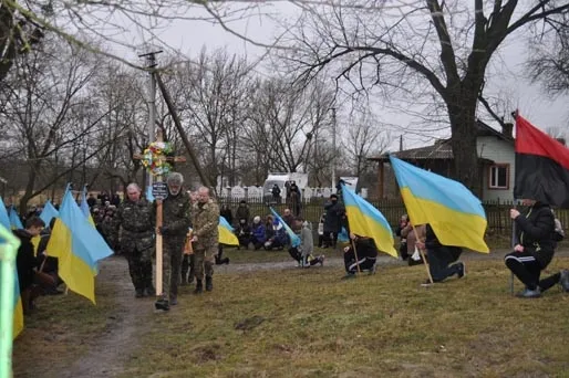У зоні АТО загинув 41-річний боєць з Івано-Франківщини. 17-19 лютого оголошено Днями жалоби. Тіло Героя прикарпатці зустрічали стоячи на колінах — фото 11