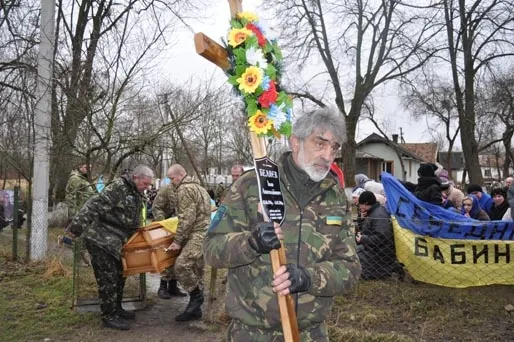У зоні АТО загинув 41-річний боєць з Івано-Франківщини. 17-19 лютого оголошено Днями жалоби. Тіло Героя прикарпатці зустрічали стоячи на колінах — фото 12