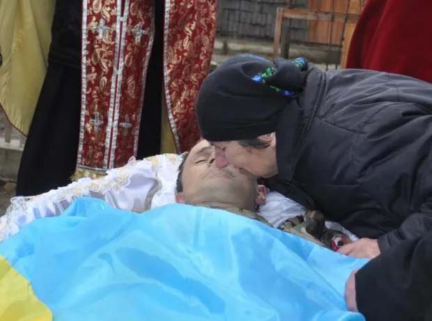 У зоні АТО загинув 41-річний боєць з Івано-Франківщини. 17-19 лютого оголошено Днями жалоби. Тіло Героя прикарпатці зустрічали стоячи на колінах — фото 13