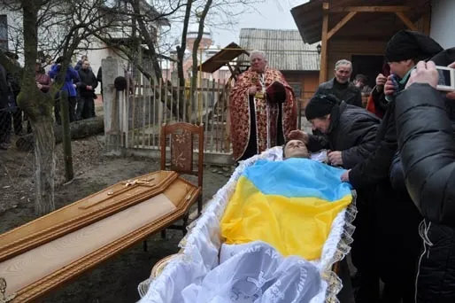 У зоні АТО загинув 41-річний боєць з Івано-Франківщини. 17-19 лютого оголошено Днями жалоби. Тіло Героя прикарпатці зустрічали стоячи на колінах — фото 14