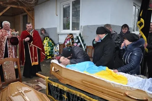 У зоні АТО загинув 41-річний боєць з Івано-Франківщини. 17-19 лютого оголошено Днями жалоби. Тіло Героя прикарпатці зустрічали стоячи на колінах — фото 15