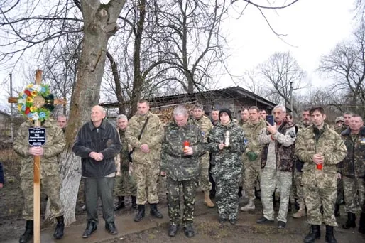 У зоні АТО загинув 41-річний боєць з Івано-Франківщини. 17-19 лютого оголошено Днями жалоби. Тіло Героя прикарпатці зустрічали стоячи на колінах — фото 16