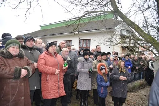 У зоні АТО загинув 41-річний боєць з Івано-Франківщини. 17-19 лютого оголошено Днями жалоби. Тіло Героя прикарпатці зустрічали стоячи на колінах — фото 17