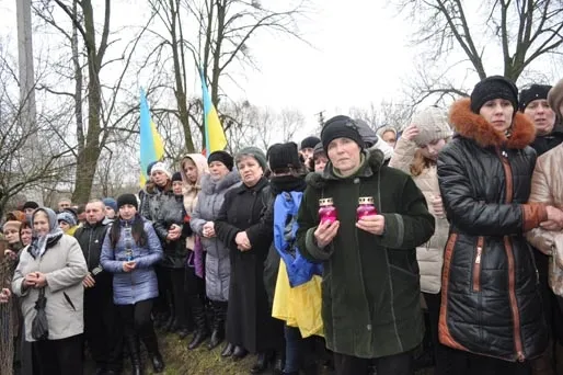 У зоні АТО загинув 41-річний боєць з Івано-Франківщини. 17-19 лютого оголошено Днями жалоби. Тіло Героя прикарпатці зустрічали стоячи на колінах — фото 18