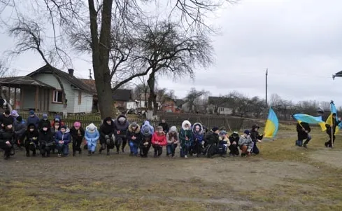 У зоні АТО загинув 41-річний боєць з Івано-Франківщини. 17-19 лютого оголошено Днями жалоби. Тіло Героя прикарпатці зустрічали стоячи на колінах — фото 19