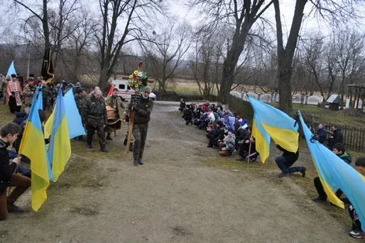 У зоні АТО загинув 41-річний боєць з Івано-Франківщини. 17-19 лютого оголошено Днями жалоби. Тіло Героя прикарпатці зустрічали стоячи на колінах — фото 20