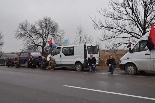 У зоні АТО загинув 41-річний боєць з Івано-Франківщини. 17-19 лютого оголошено Днями жалоби. Тіло Героя прикарпатці зустрічали стоячи на колінах — фото 4