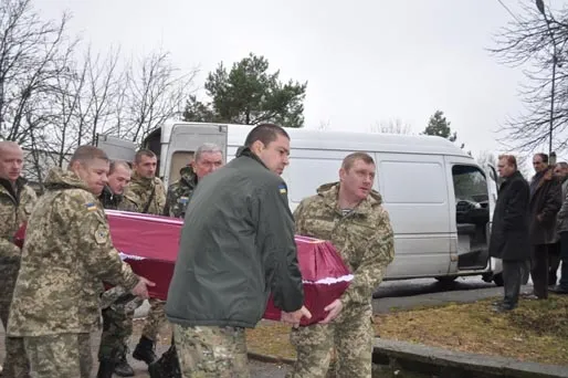 У зоні АТО загинув 41-річний боєць з Івано-Франківщини. 17-19 лютого оголошено Днями жалоби. Тіло Героя прикарпатці зустрічали стоячи на колінах — фото 6