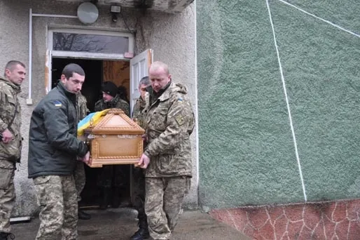 У зоні АТО загинув 41-річний боєць з Івано-Франківщини. 17-19 лютого оголошено Днями жалоби. Тіло Героя прикарпатці зустрічали стоячи на колінах — фото 7