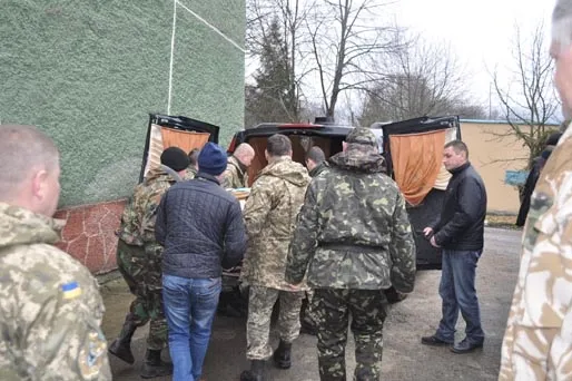 У зоні АТО загинув 41-річний боєць з Івано-Франківщини. 17-19 лютого оголошено Днями жалоби. Тіло Героя прикарпатці зустрічали стоячи на колінах — фото 8
