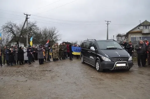 У зоні АТО загинув 41-річний боєць з Івано-Франківщини. 17-19 лютого оголошено Днями жалоби. Тіло Героя прикарпатці зустрічали стоячи на колінах — фото 9